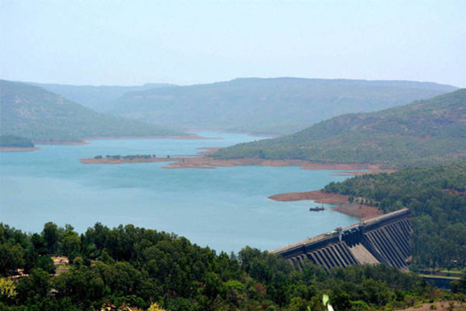 Satara: Damage to Neera valley damaged, Damage to Vir Dam | सातारा : नà¥à¤°à¤¾ à¤à¥à¤±à¥à¤¯à¤¾à¤¤à¥à¤² धरणाà¤à¤à¥ सà¥à¤¥à¤¿à¤¤à¥ à¤à¤¿à¤à¤¤à¤¾à¤à¤¨à¤, वà¥à¤° धरणात मरà¥à¤¯à¤¾à¤¦à¤¿à¤¤ पाणà¥à¤¸à¤¾à¤ ा