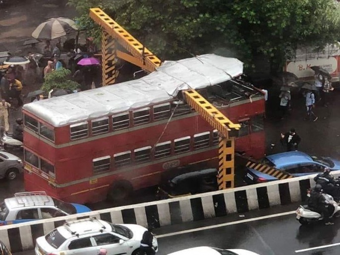 Double Decker railing caught in Mumbai's Kalina accident | à¤®à¥à¤‚à¤¬à¤ˆà¤¤à¤²à¥à¤¯à¤¾ à¤•à¤²à¤¿à¤¨à¤¾ à¤¯à¥‡à¤¥à¥‡ à¤¡à¤¬à¤² à¤¡à¥‡à¤•à¤° à¤°à¥‡à¤²à¤¿à¤‚à¤—à¤²à¤¾ à¤§à¤¡à¤•à¥‚à¤¨ à¤…à¤ªà¤˜à¤¾à¤¤