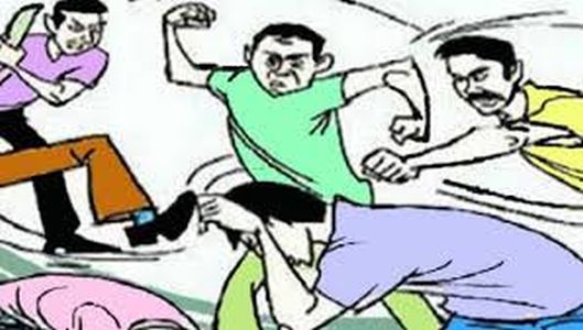 Satara: Nine people injured in Rada, Talwar and knife attack in Pratap Singh Nagar slum area | सातारा : पà¥à¤°à¤¤à¤¾à¤ªà¤¸à¤¿à¤à¤¹à¤¨à¤à¤° à¤à¥à¤ªà¤¡à¤ªà¤à¥à¤à¥à¤¤ दà¥à¤¨ à¤à¤à¤¾à¤à¤¤ राडा, तलवार, à¤à¤¾à¤à¥à¤à¥à¤¯à¤¾ हलà¥à¤²à¥à¤¯à¤¾à¤¤ नठà¤à¤£ à¤à¤à¤®à¥