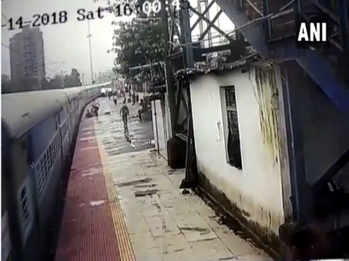 VIDEO: Railway Police personnel save a man's life while he was trying to board a train at Panvel railway station | VIDEO : à¤à¤•à¥à¤¸à¥à¤ªà¥à¤°à¥‡à¤¸à¤®à¤§à¥‚à¤¨ à¤ªà¤¡à¤£à¤¾à¤±à¥à¤¯à¤¾ à¤ªà¥à¤°à¤µà¤¾à¤¶à¤¾à¤¸à¤¾à¤ à¥€ à¤†à¤°à¤ªà¥€à¤à¤« à¤œà¤µà¤¾à¤¨ à¤ à¤°à¤²à¤¾ à¤¦à¥‡à¤µà¤¦à¥‚à¤¤