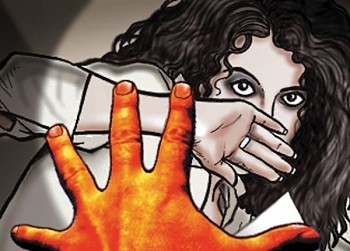 gang rape with minor in icu of private hospital in up | भयंकर! आयसीयूमध्ये अल्पवयीन मुलीवर सामूहिक बलात्कार gang rape with minor in icu of private hospital in up | भयंकर! आयसीयूमध्ये अल्पवयीन मुलीवर सामूहिक बलात्कार