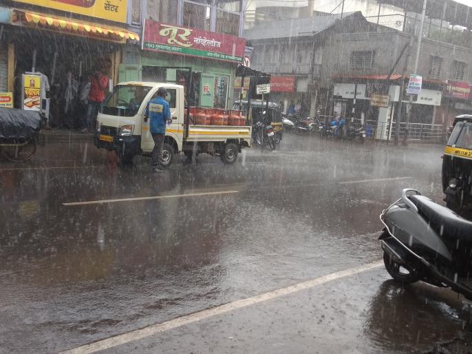 Heavy rain accompanied by thundershowers in Satara; The full moon came from the darkness | साताऱà¥à¤¯à¤¾à¤¤ मà¥à¤à¤à¤°à¥à¤à¤¨à¥à¤¸à¤¹ मà¥à¤¸à¤³à¤§à¤¾à¤° पाà¤à¤¸; à¤à¤°à¤¦à¥à¤ªà¤¾à¤°à¥ à¤à¤²à¥ à¤
à¤à¤§à¤¾à¤°à¥à¤¨
