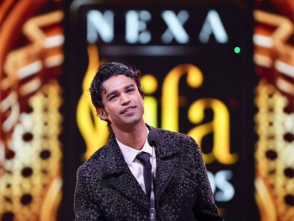 Iifa Irrfan Khan S Son Babil Wins Best Debut Actor Award For