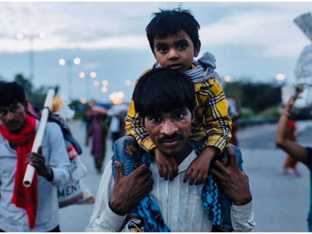 कोरोना लॉकडाऊन : हजारो मैल पायपीट करणा-या मजुरांची व्यथा दिसणार पडद्यावर - Marathi News | pihu director vinod kapri will make movie on migrant labour issue due to coronavirus lockdown-ram | Latest