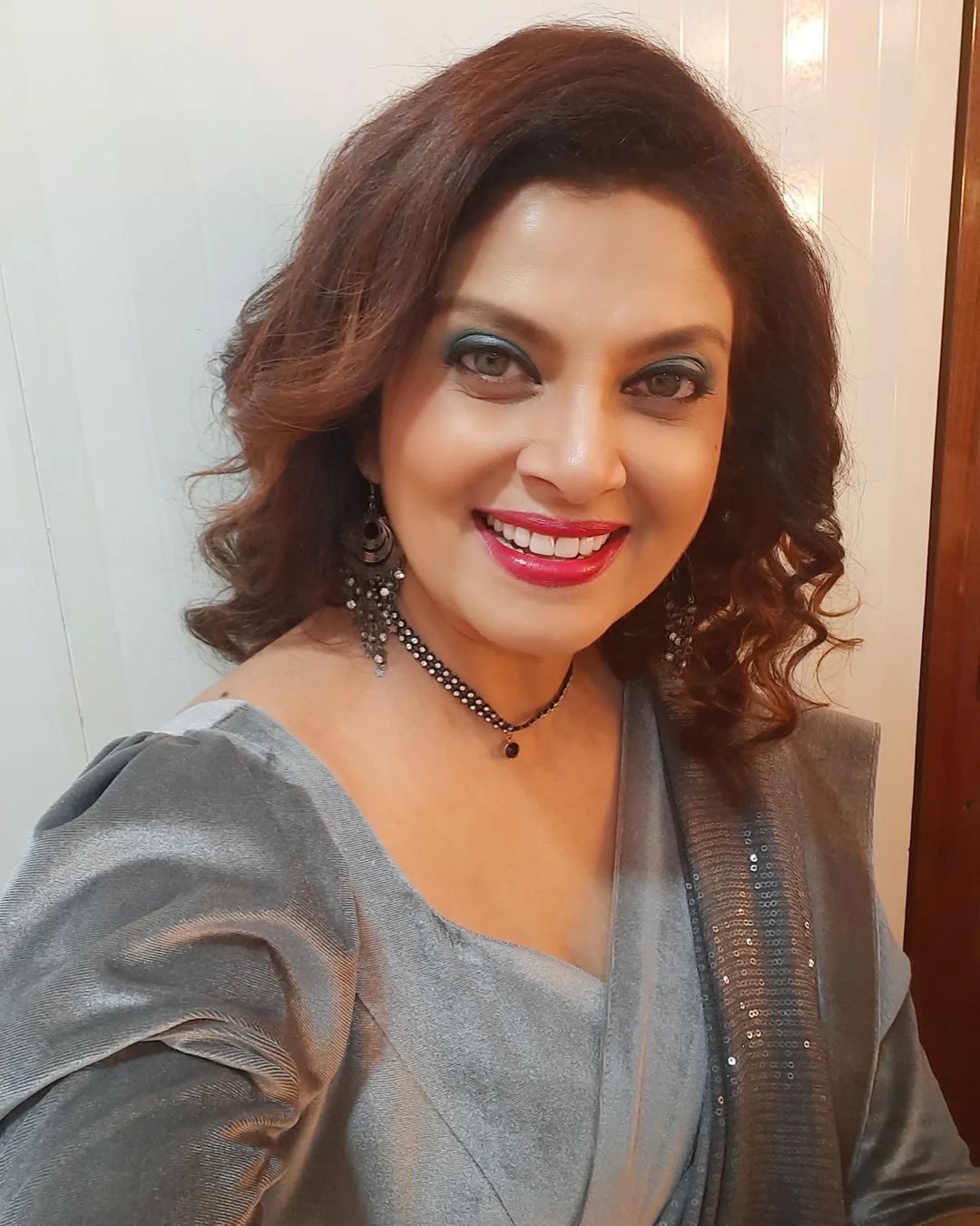 Birthday Special : वर्षा उसगावकर यांच्या नवऱ्याला पाहिलंत का?,  सिनेइंडस्ट्रीशी संबंध असूनही प्रसिद्धीपासून राहतात दूर - Marathi News |  Birthday Special: Have you seen ...