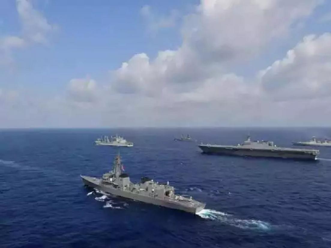 India China FaceOff; लेहसोबत आता समुद्रात भारताने दाखवली ताकद; चीनला दिला इशारा - Marathi News | In Between Ladakh Standoff Navy Drill Off In Andaman And Nicobar Islands Sends Signal To China |