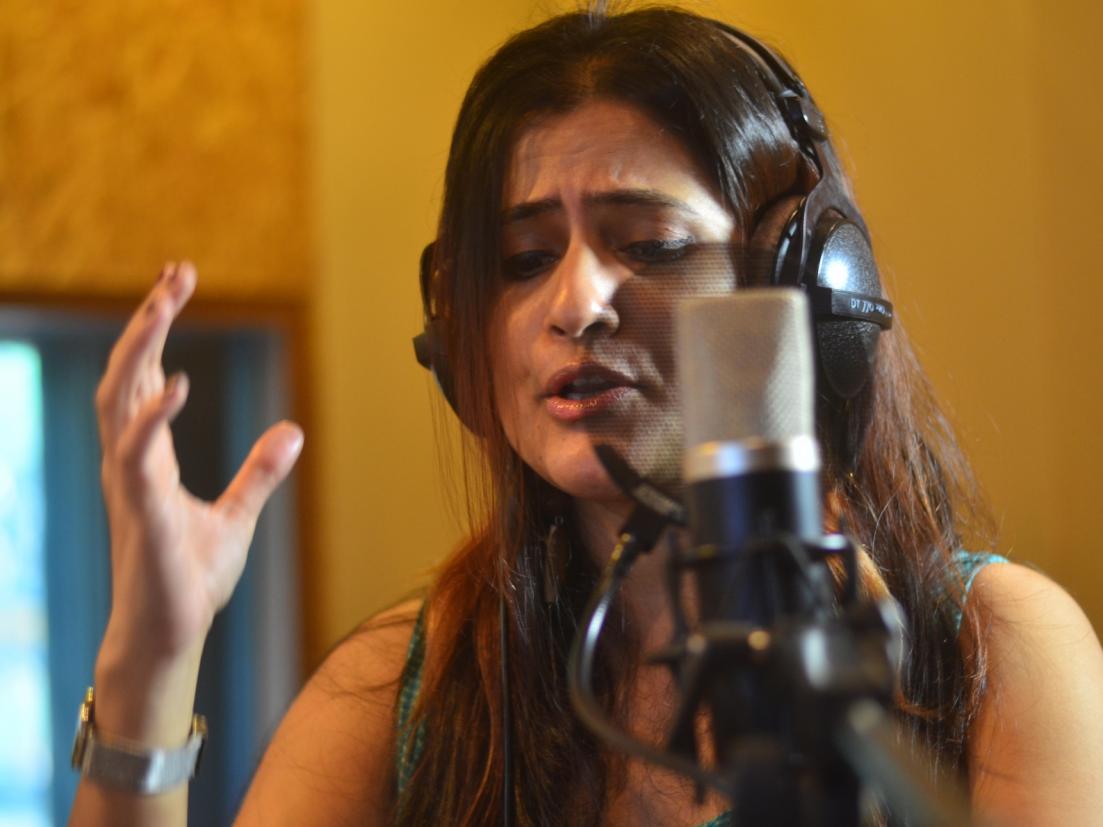 सोना मोहपात्राने गायले 