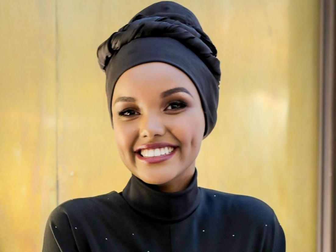 बिकीनी मॉडल्सना मागे टाकत पूर्ण कपडे घालून तिने घडवला रॅम्पवर इतिहास! - Marathi News | Meet Halima Aden sports illustrated swimsuit issue features her wearing a hijab and burkini | Latest jarahatke