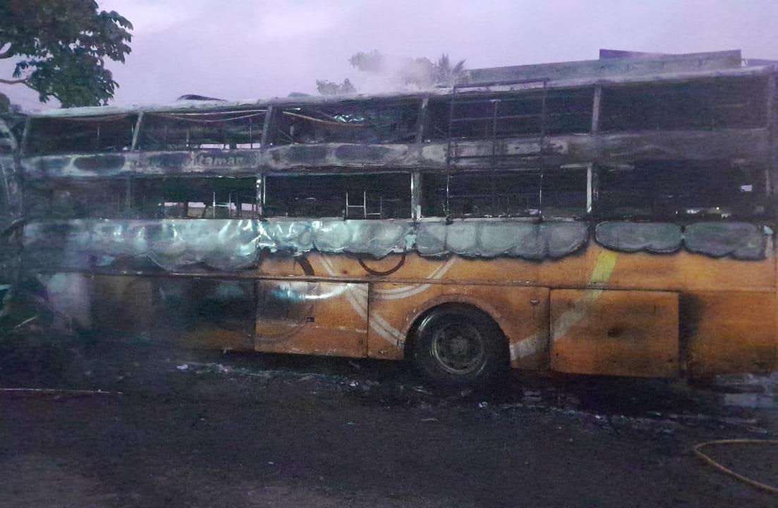 मिरची चौकात लक्झरी बस व टँकरचा भीषण अपघात; बसला आग, ११ प्रवाशांचा जळून  मृत्यू - Marathi News | in nashik horrific accident involving luxury bus  and tanker eight passengers died | Latest