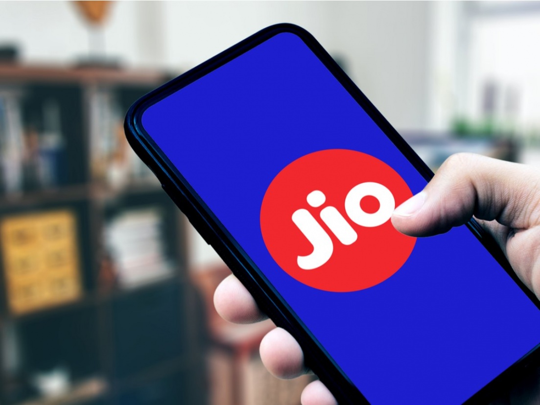 Jio चा जबरदस्त रिचार्ज, दोन वर्षापर्यंत अनलिमिटेड कॉल्स अन् फोनही मिळणार! -  Marathi News | jio phone recharge plan rs 1999 offer 2 year validity |  Latest tech News at Lokmat.com