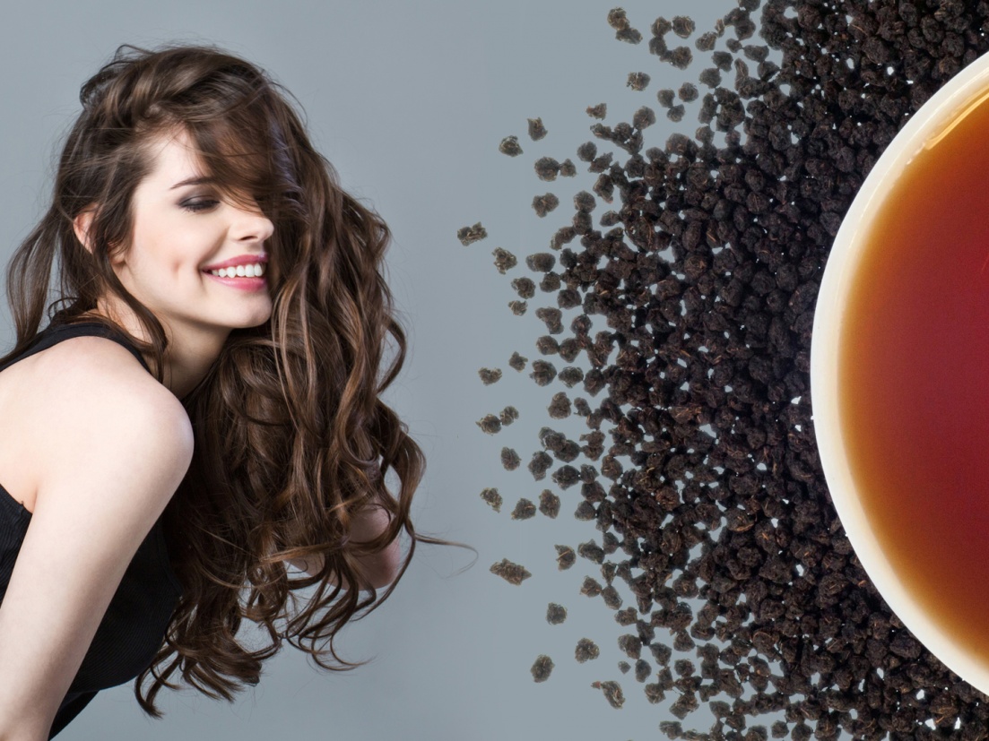 पांढरे केस काळे करण्यासाठी डाय लावणं सोडा, फक्त चहा पावडरमध्ये मिश्रित करा  'या' गोष्टी! - Marathi News | Home remedy to dye white hair with black tea  water and coffee api |
