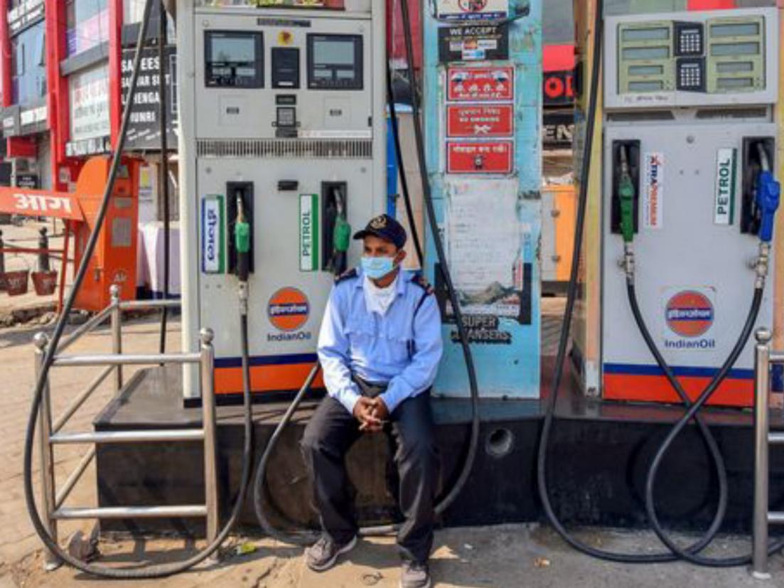 coronavirus : पुण्यात आता सर्वसामान्यांना पेट्राेल, डिझेल भरण्यावर बंदी - Marathi News | coronavirus: petrol will be not available to people in pune rsg | Latest pune News at Lokmat.com