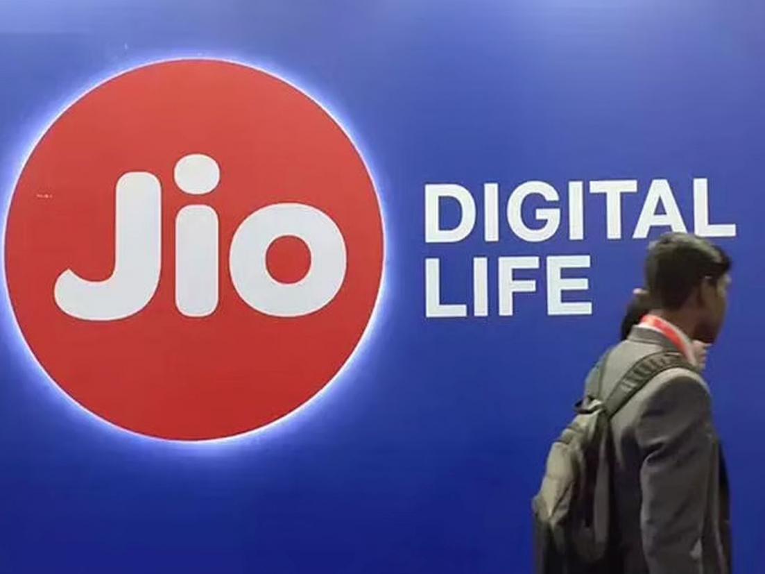 Facebook पाठोपाठ Reliance Jio चं नेटवर्कही डाऊन; युझर्सनं सोशल मीडियावर वर व्यक्त केला संताप - Marathi News | after facebook whatsapp Reliance Jios network is down for many users Heres what we