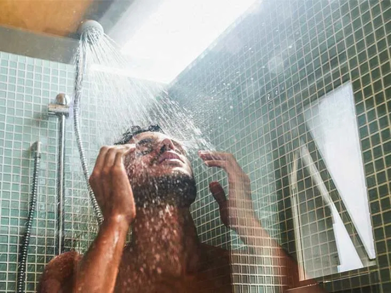 रात्री आंघोळ करण्याचे 'असे' फायदे ज्याची तुम्ही कल्पनाही केली नसेल... - Marathi News | health benefits of bath in night, bathing in night, hot shower in night | Latest health News at Lokmat.com