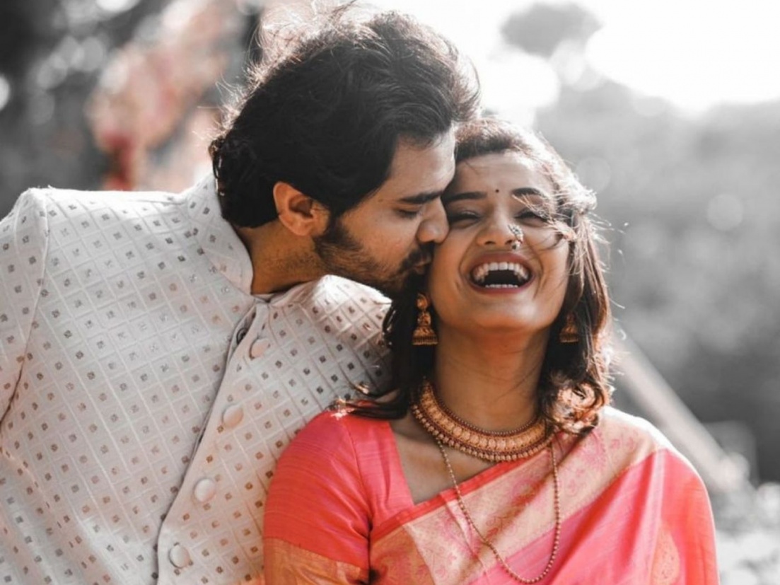 प्रेम आणि फक्त तुझ्यासाठी प्रेम..', साखरपुड्यानंतर ह्रता दुर्गुळेने प्रतीक शाहसाठी लिहिलेली पोस्ट व्हायरल - Marathi News | Hruta durgule wrote romantic post for ...