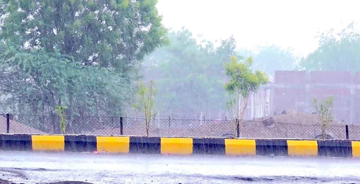 वाळूज महानगरात पावसाच्या हलक्या सरी Marathi News Rain fall in the meteor showers of the