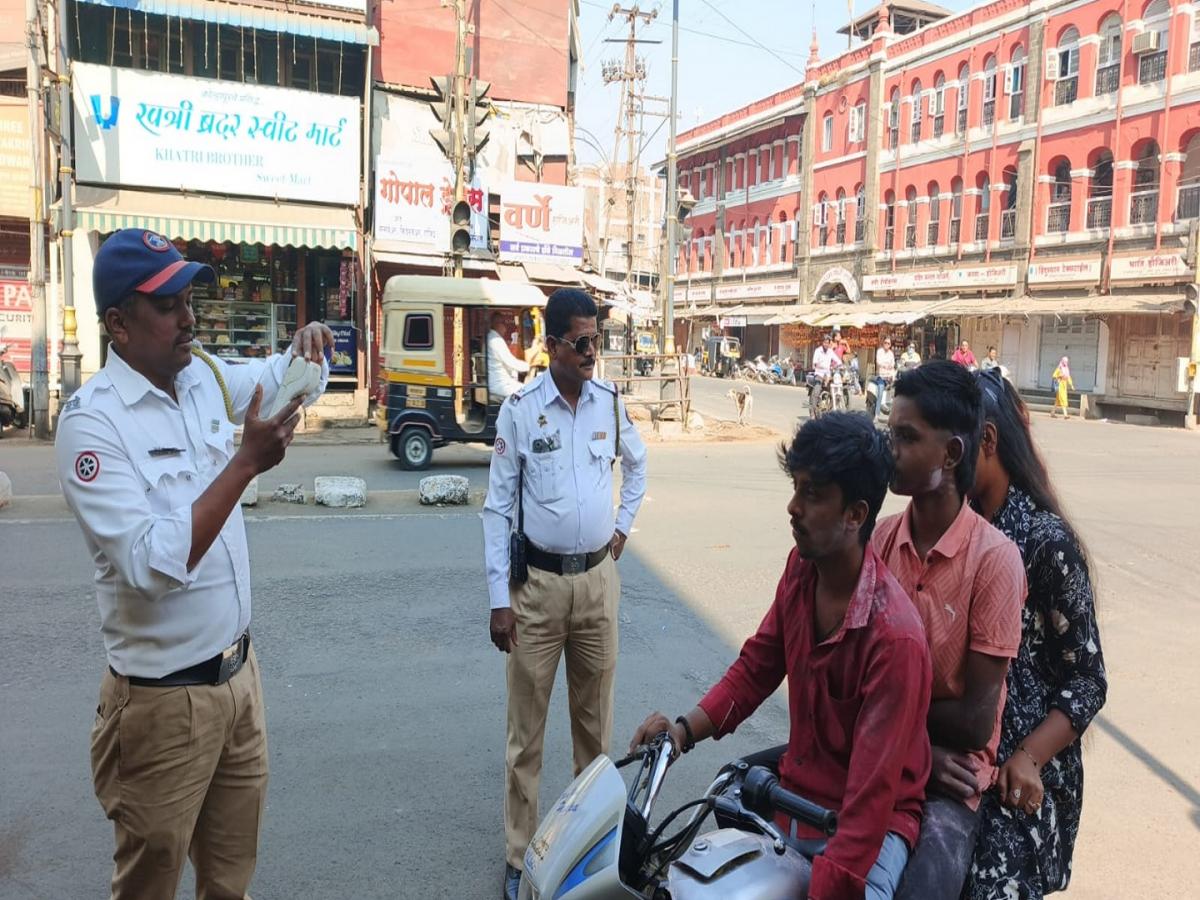 रंगांच्या उधळणीत हुल्लडबाजी; कोल्हापुरात तीन लाखांचा दंड वसूल Kolhapur ...