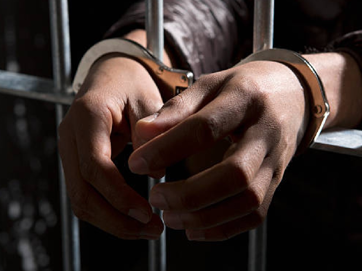 Pimp Racket सेक्स रॅकेट चालविणाऱ्या महिला दलालाला अटक Thane Marathi News | A woman ...