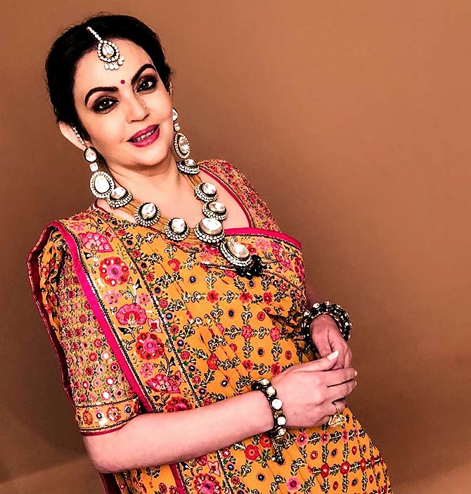 कोण आहे नीता अंबानी यांचा पर्सनल मेकअप आर्टिस्ट आणि किती घेतो पैसे? - Marathi News | Who is Nita Ambani's personal makeup artist and how much does it cost? | Latest jarahatke