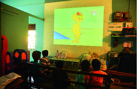 Linar School लोणार वसाहतीतील शाळा बनली डिजिटल Kolhapur Marathi News | Lonar colonial ...