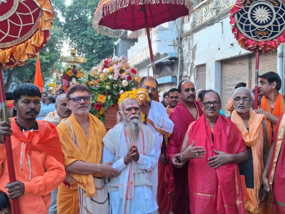 दिगंबरा दिगंबरा श्रीपाद वल्लभ दिगंबराच्या गजरात श्री मुक्तेश्वर