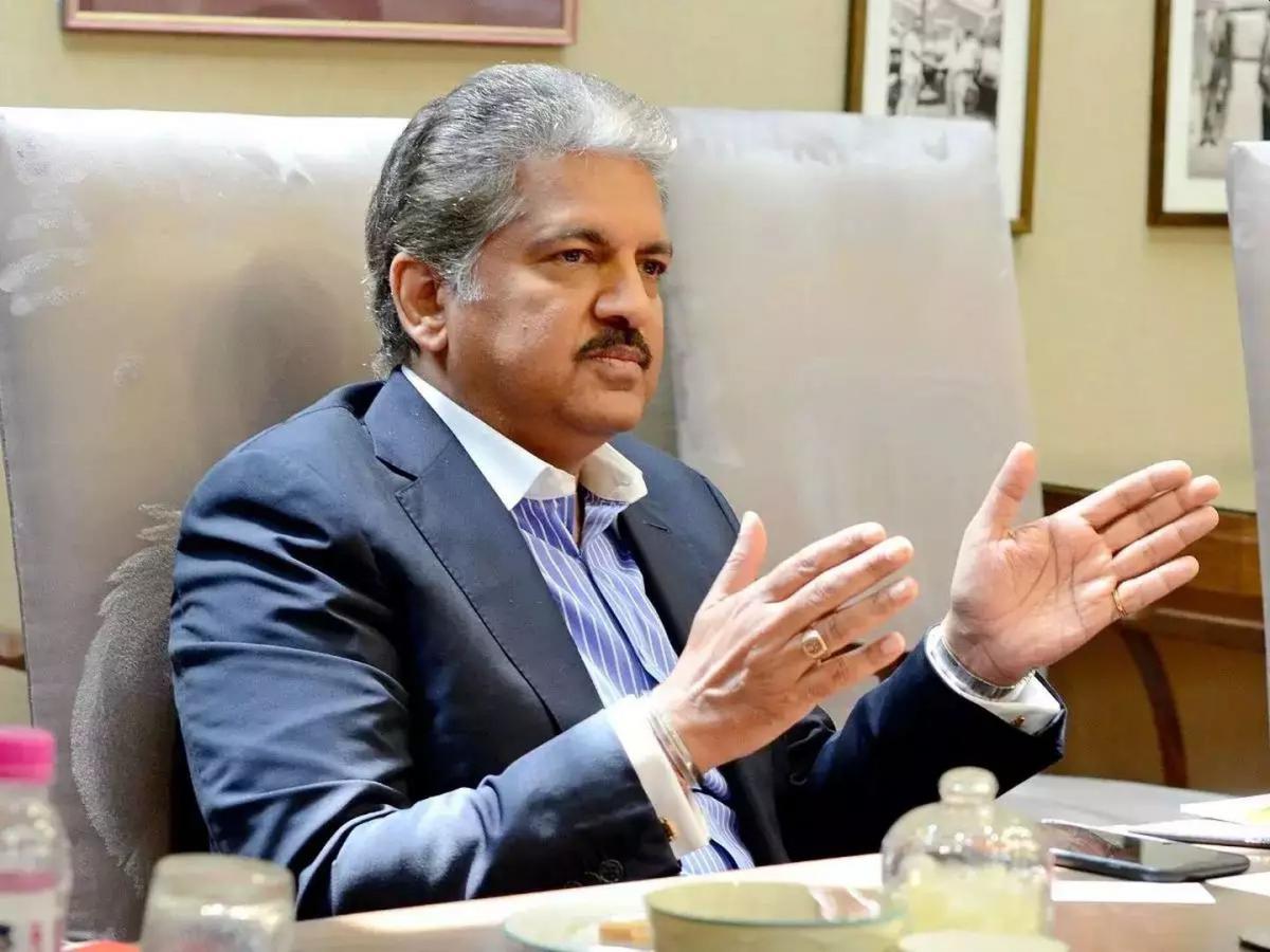 Anand Mahindra दादा भाईंना स्कॉर्पिओ एक्सयुव्ही पुरविणारे आनंद