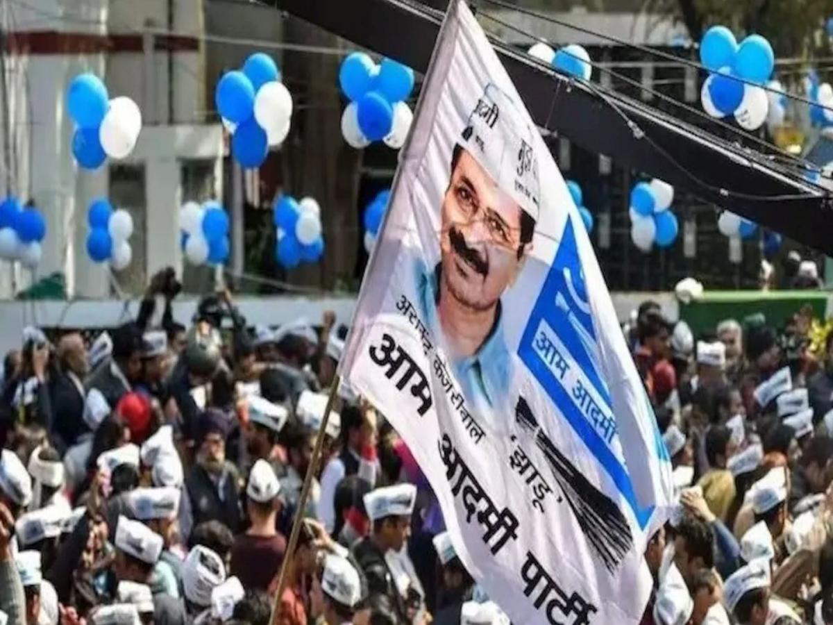 दिल्लीत आम आदमी पक्षात फूट, १५ नगरसेवकांनी दिला राजीनामा - Marathi News ...