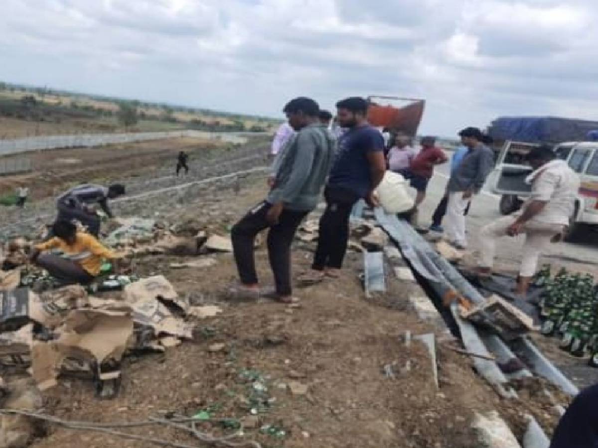 'समृद्धी’वर पुन्हा अपघात; महिला पोलीसाचा मृत्यू, तीन जण जखमी Marathi