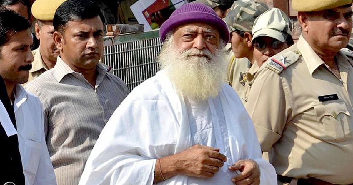 जामिनावर सुटलेला आसाराम बापू आश्रमात देतोय प्रवचन, अनुयायी ओवाळताहेत आरती -  Marathi News | Asaram Bapu, who is out on bail, is giving a sermon at the  ashram, followers are waving and