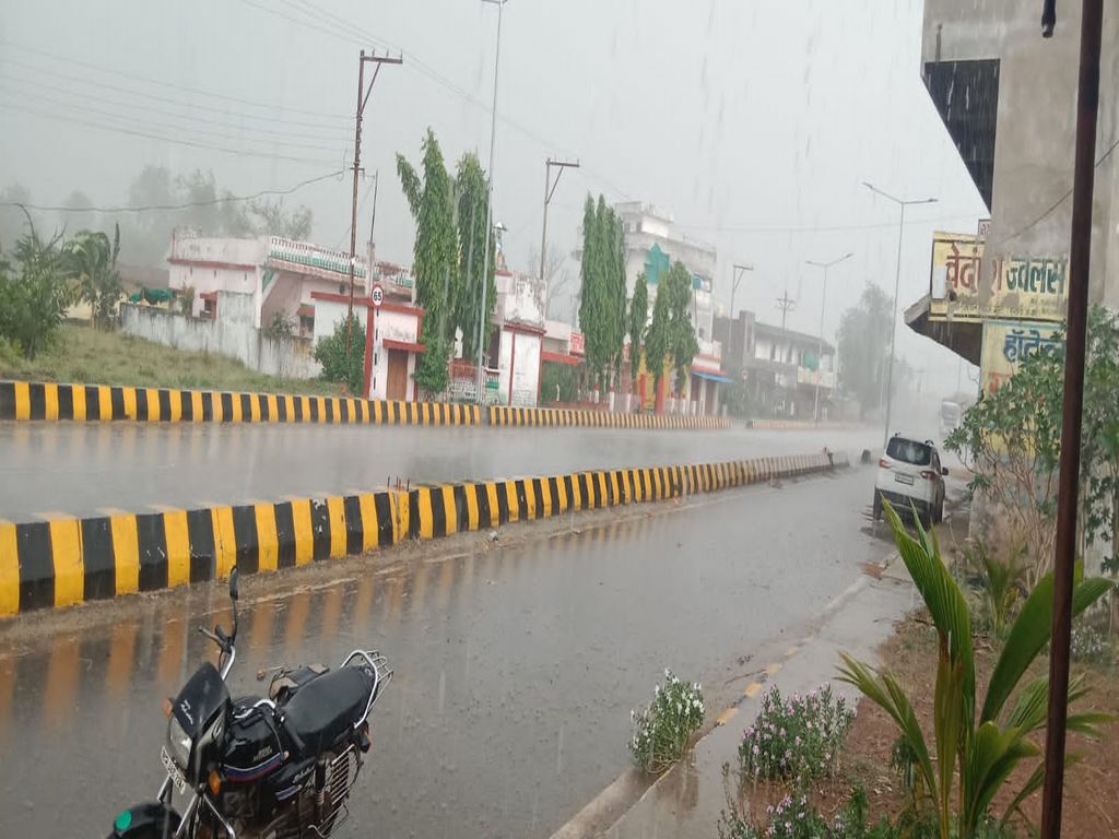 भंडारा जिल्ह्यातील तुमसर व मोहाडी तालुक्यात वादळी अवकाळीचा तडाखा