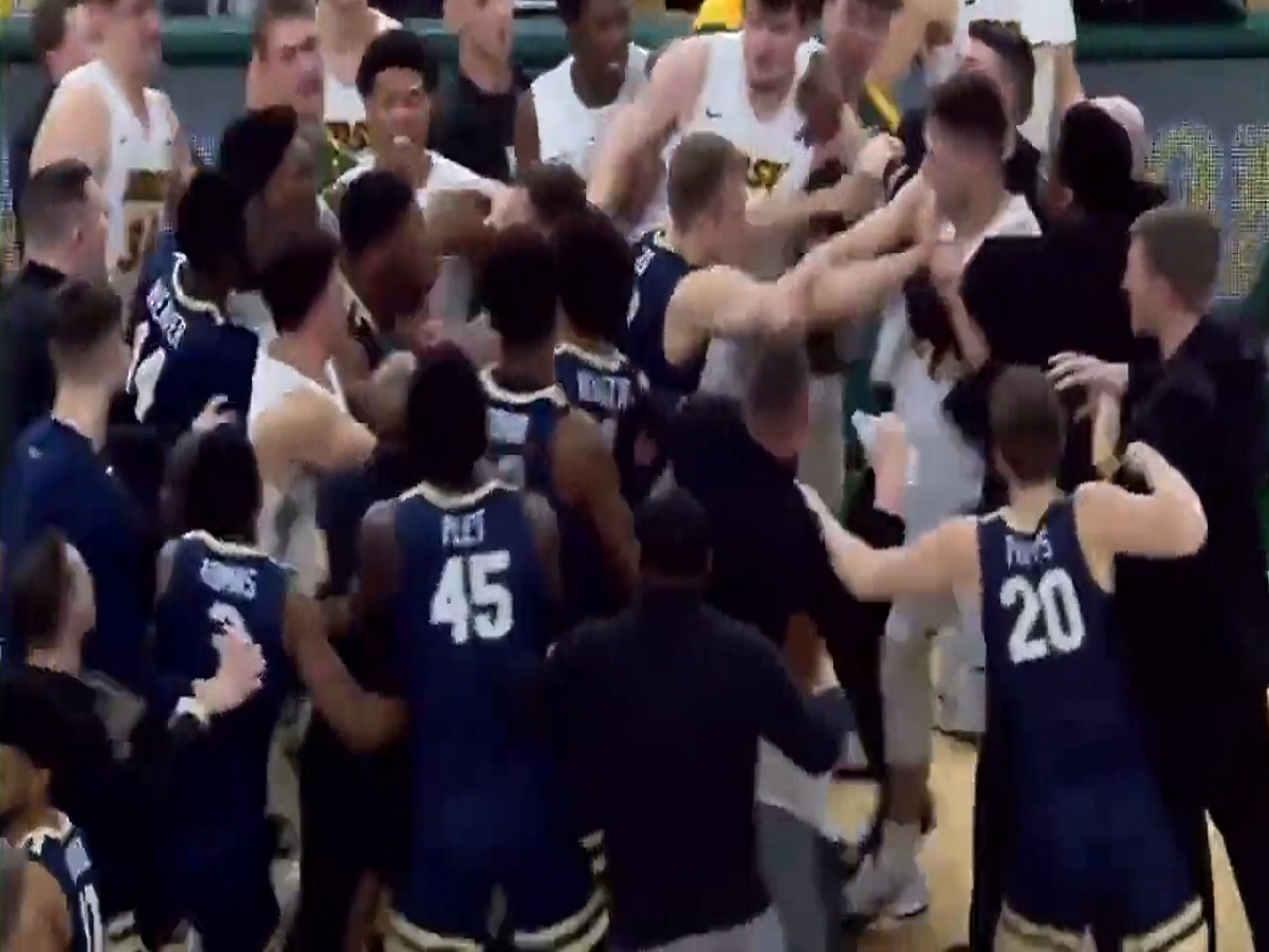 basketball coach fight video सामन्यानंतर खेळाडूंमध्ये तुंबळ हाणामारी, 'हँडशेक' न केल्यामुळे