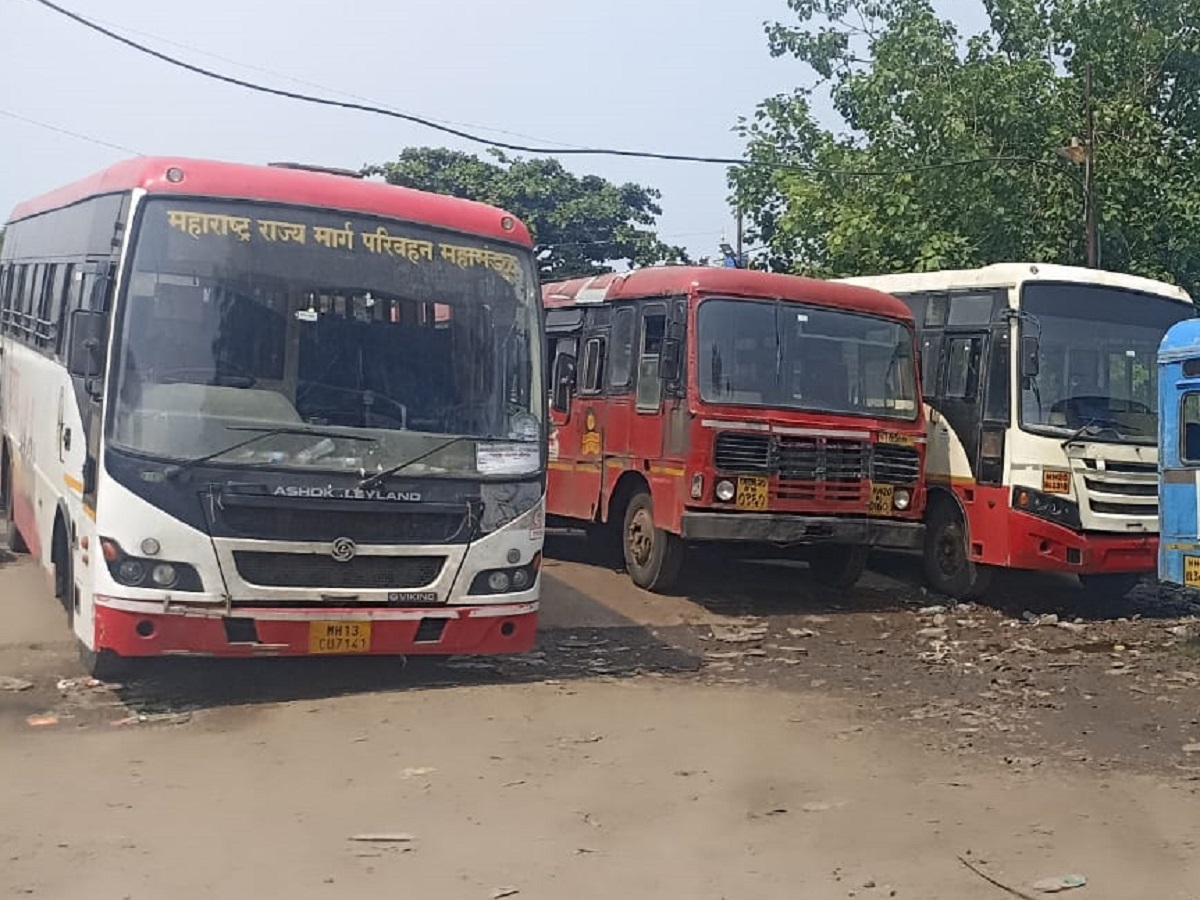 हिंगोली आगाराच्या बसवर दगडफेक; चालकाच्या छातीवर लागला दगड, बसचे मोठे