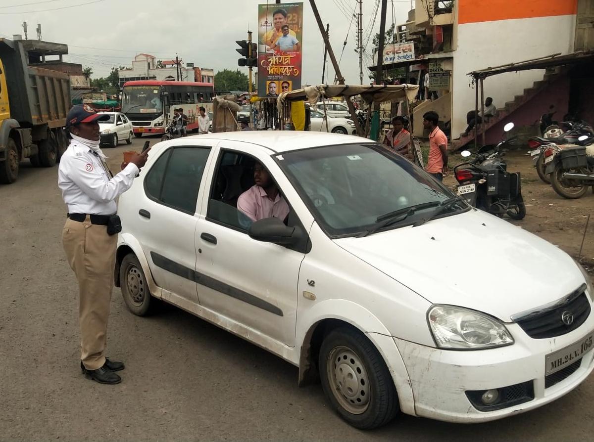 ब्लॅक काचेचा वापर करणे वाहनधारकांना आले अंगलट! - Marathi News | The use ...