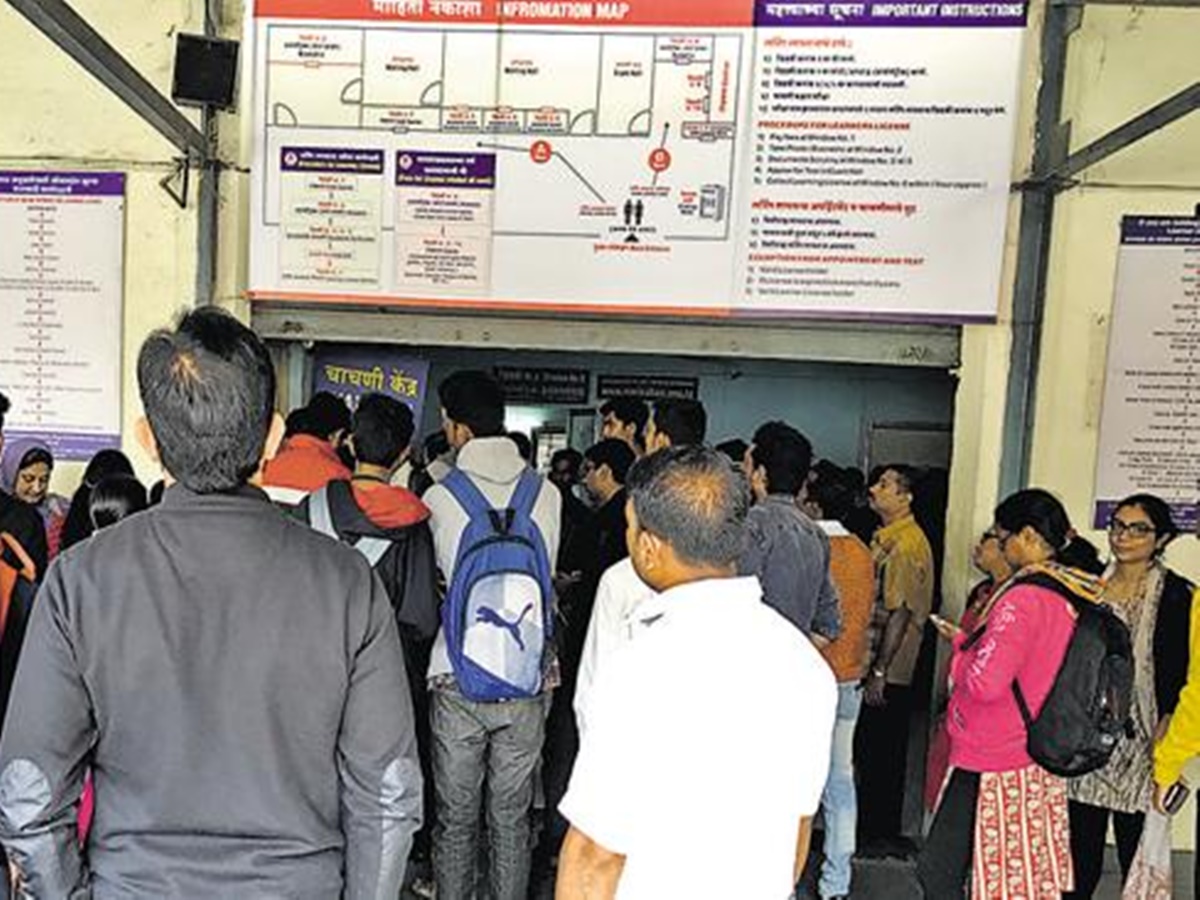 लातूर RTO कार्यालयात इंटरनेट सेवा कोलमडली, 2 हजार दस्तावेज रखडले Latur ...