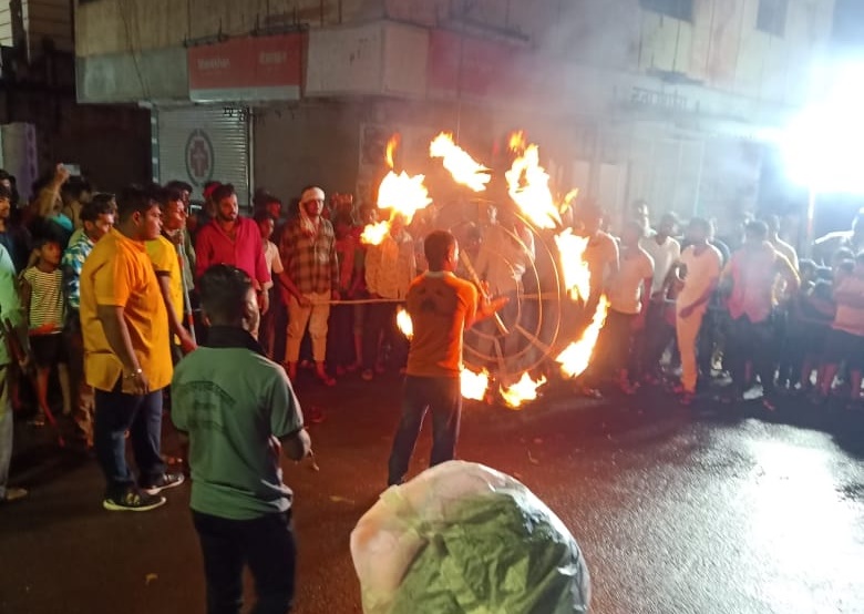 देवी विसर्जनात लाठ्या काठ्या, तलवारी,अन् आगीचे टेंभे; गुन्हा दाखल