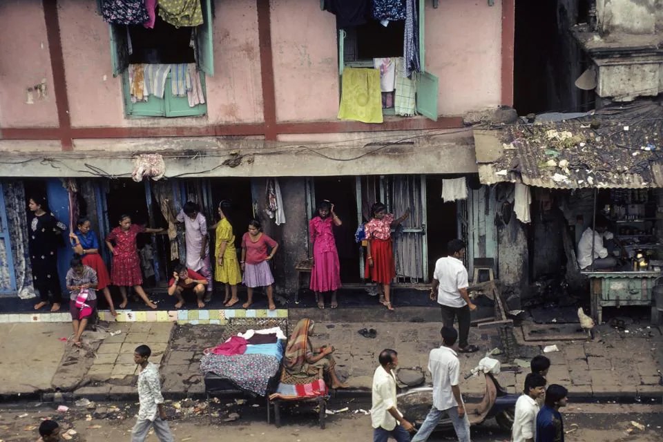संपादकीय - हरखून गेल्या वस्त्या, देहविक्रय हा देखील व्यवसायच - Marathi ...