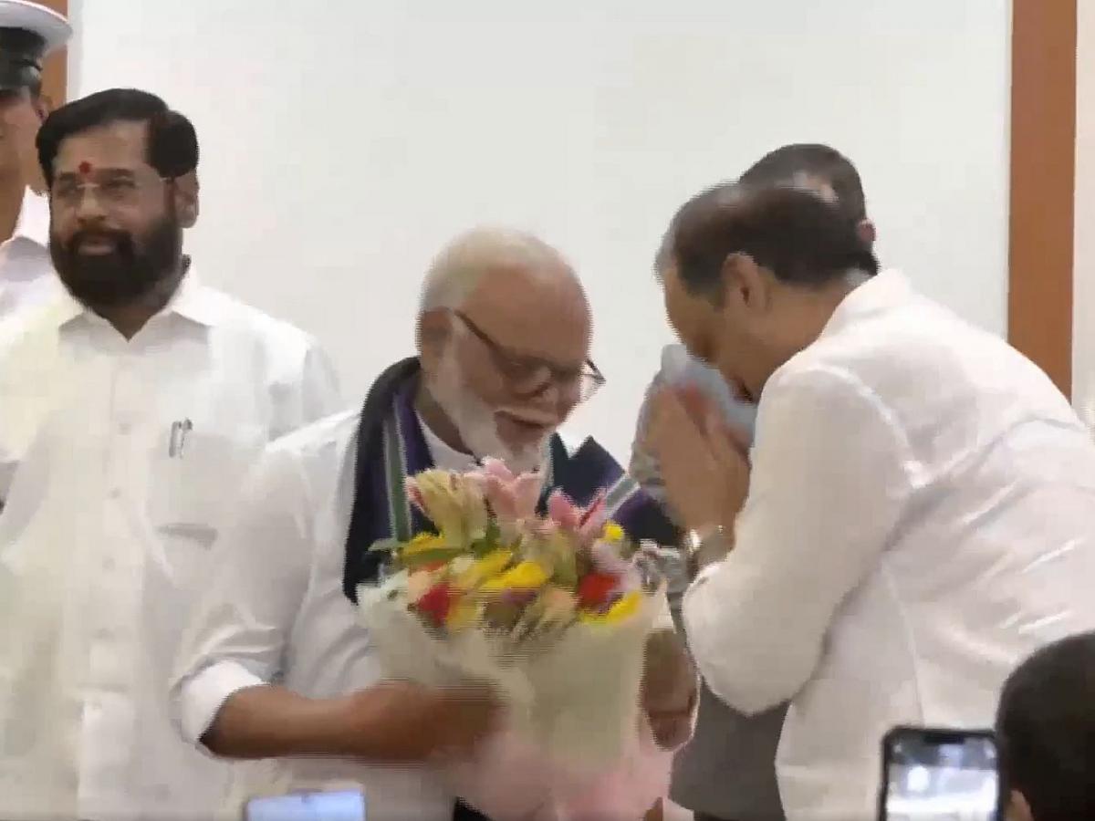 अजित पवार आले, पुष्पगुच्छ दिला अन हात जोडले; छगन भुजबळ अखेर मंत्री झाले, शपथ घेतली