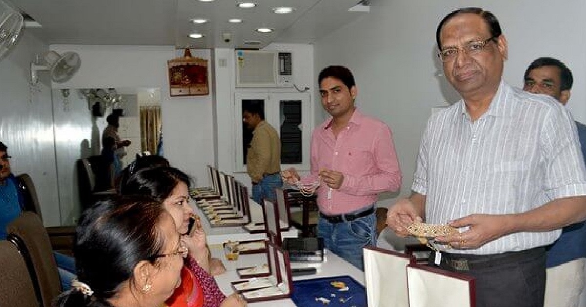 रस्त्यावर भजे तर स्टेशनवर साड्या विकल्या; आज आहेत कोट्यवधीच्या