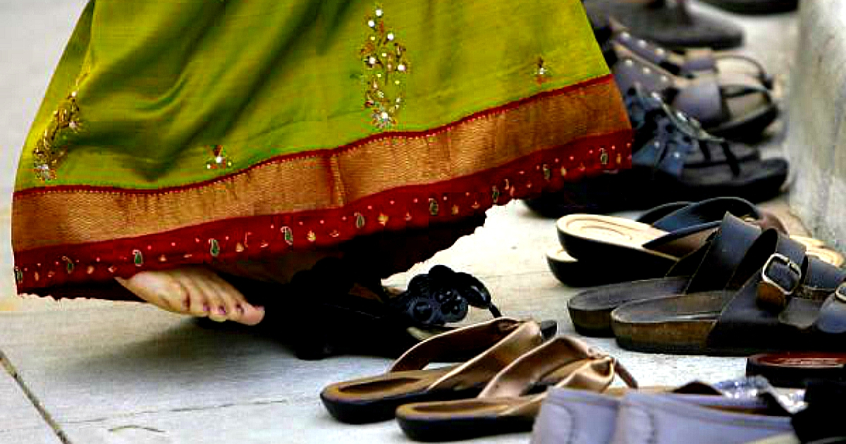 Vastu Shastra घराच्या प्रवेश द्वाराजवळ चपला स्टॅन्ड ठेवू नका आणि चपला कधीही उलट ठेवू नका