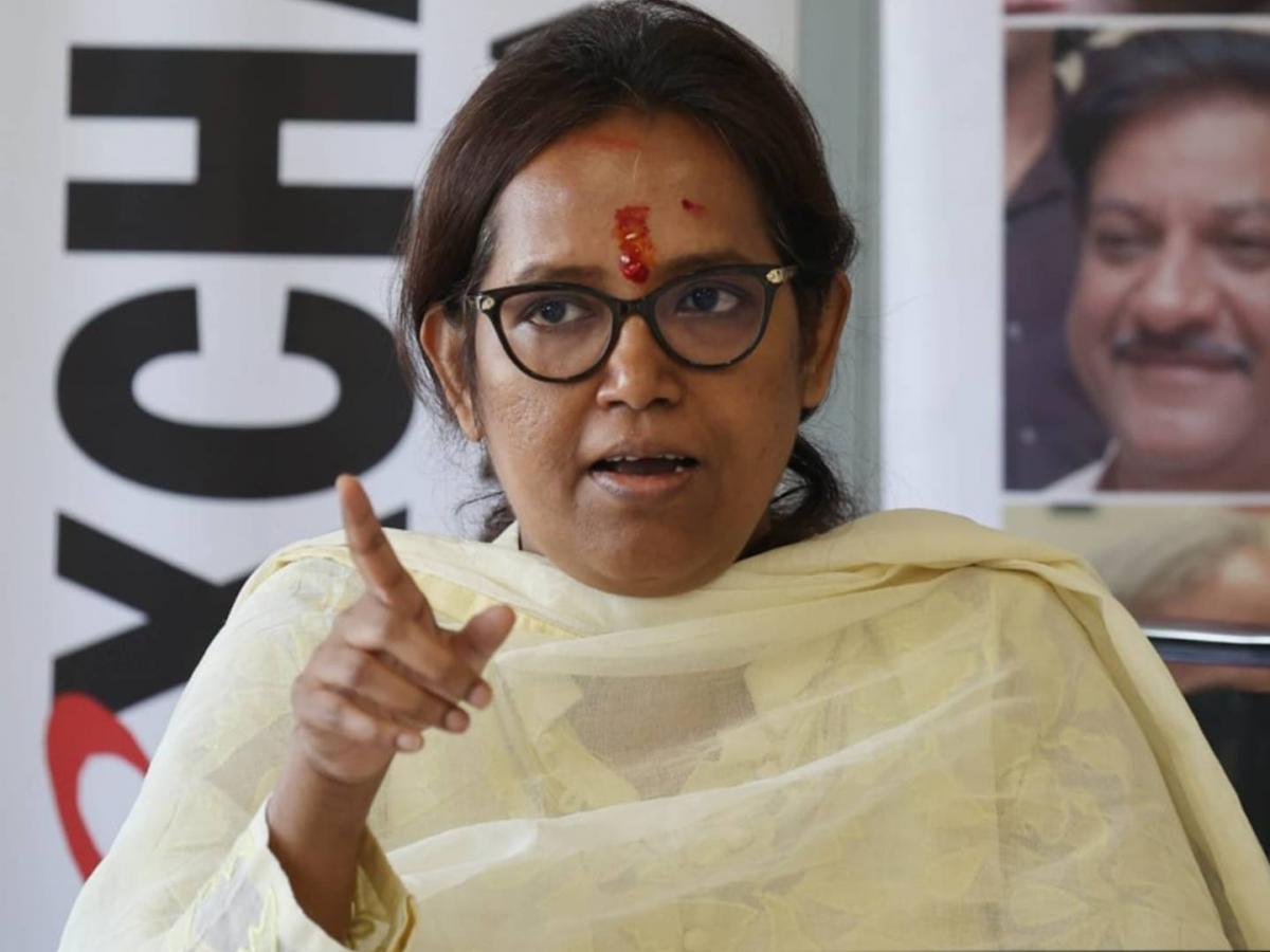 कुर्ला डेअरीची जागा अदानीला देऊ नका वर्षा गायकवाड Marathi News