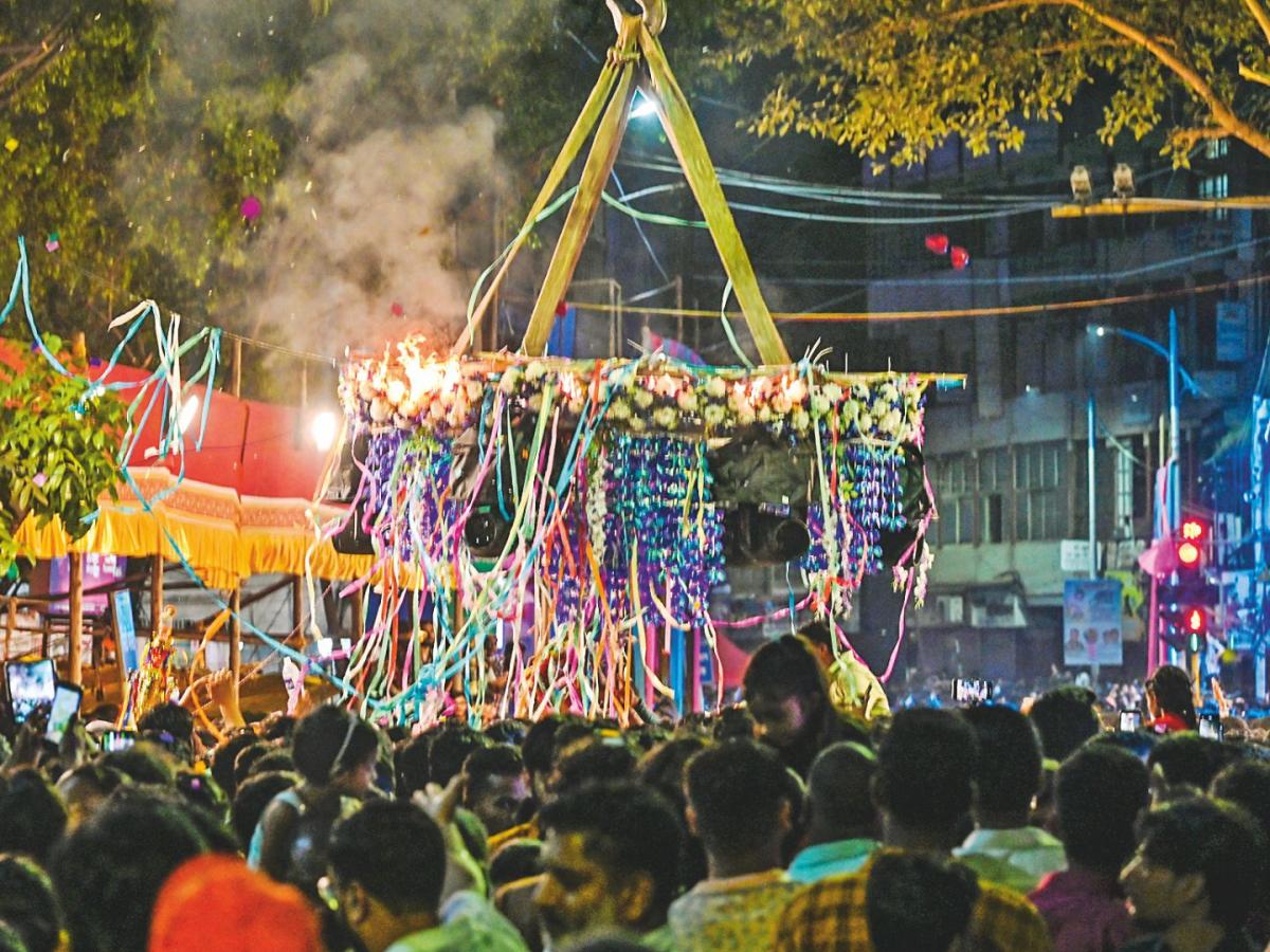 दहीहंडीत नेते मंडळीची भाऊगर्दी, खर्चाबाबत मात्र हात आखाडता Pune Marathi ...