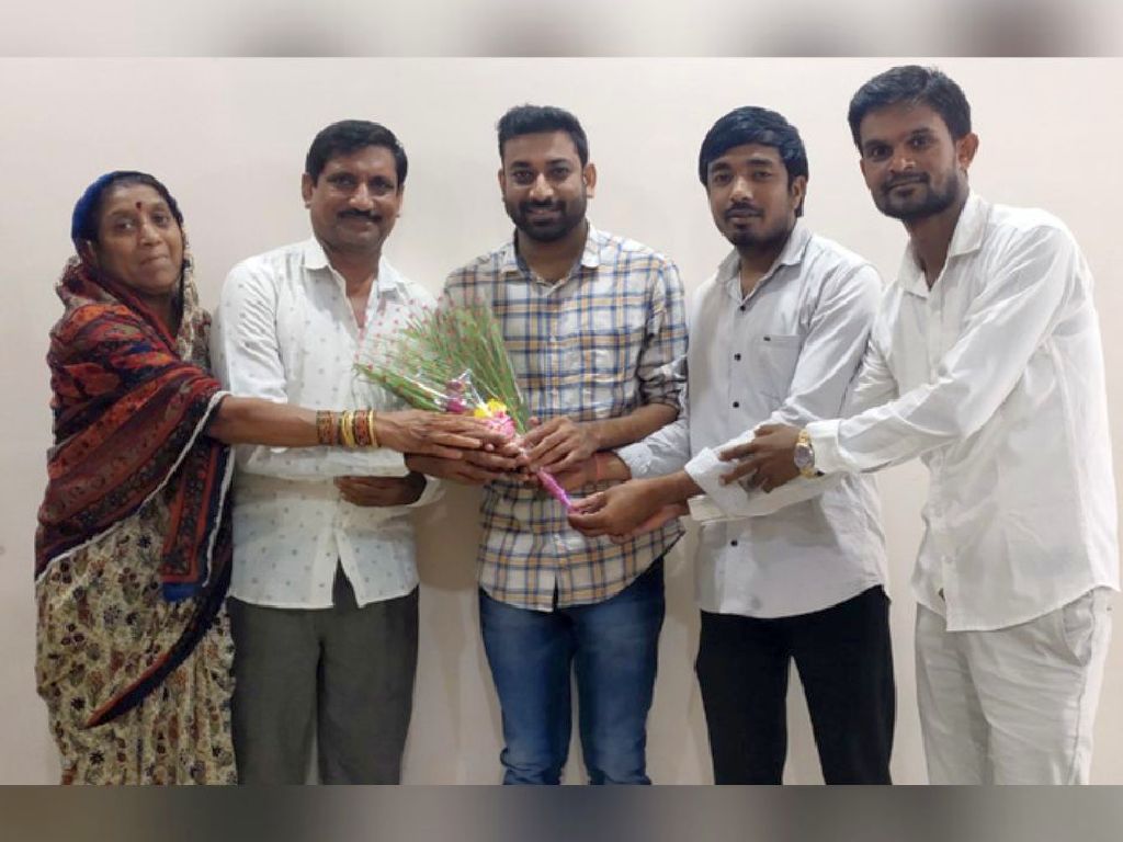 आईवडिलांच्या कष्टाचे चीज, टपरी चालकाचा मुलगा झाला 'सीए'! Marathi