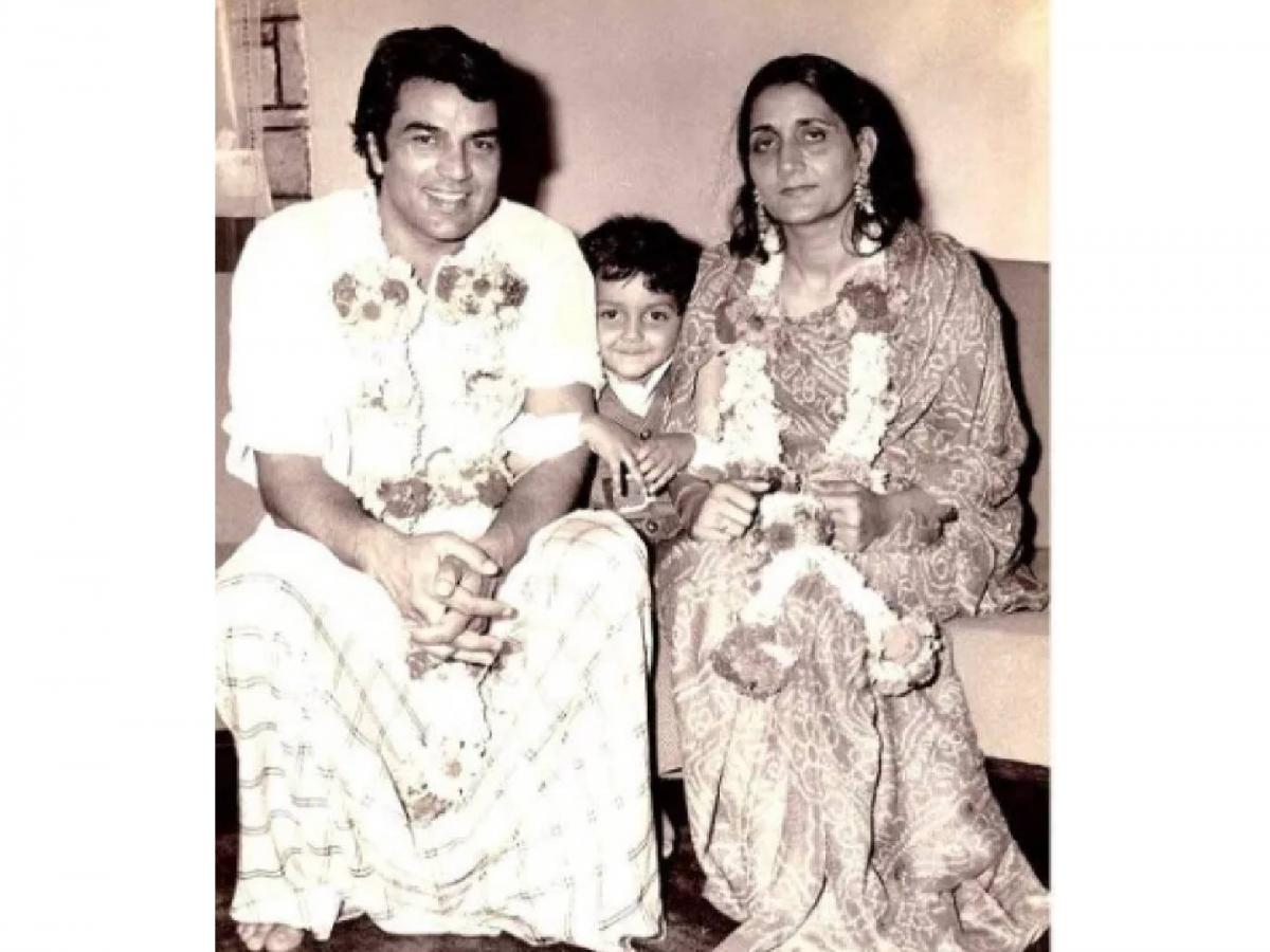 हेमा मालिनी इतकीच सुंदर दिसते धर्मेंद्र यांची पहिली पत्नी, मग अभिनेत्याने  का केलं दुसरं लग्न? - Marathi News | dharmendra first wife prakash kaur is  beautiful as hema malini ..., image size:1200x900