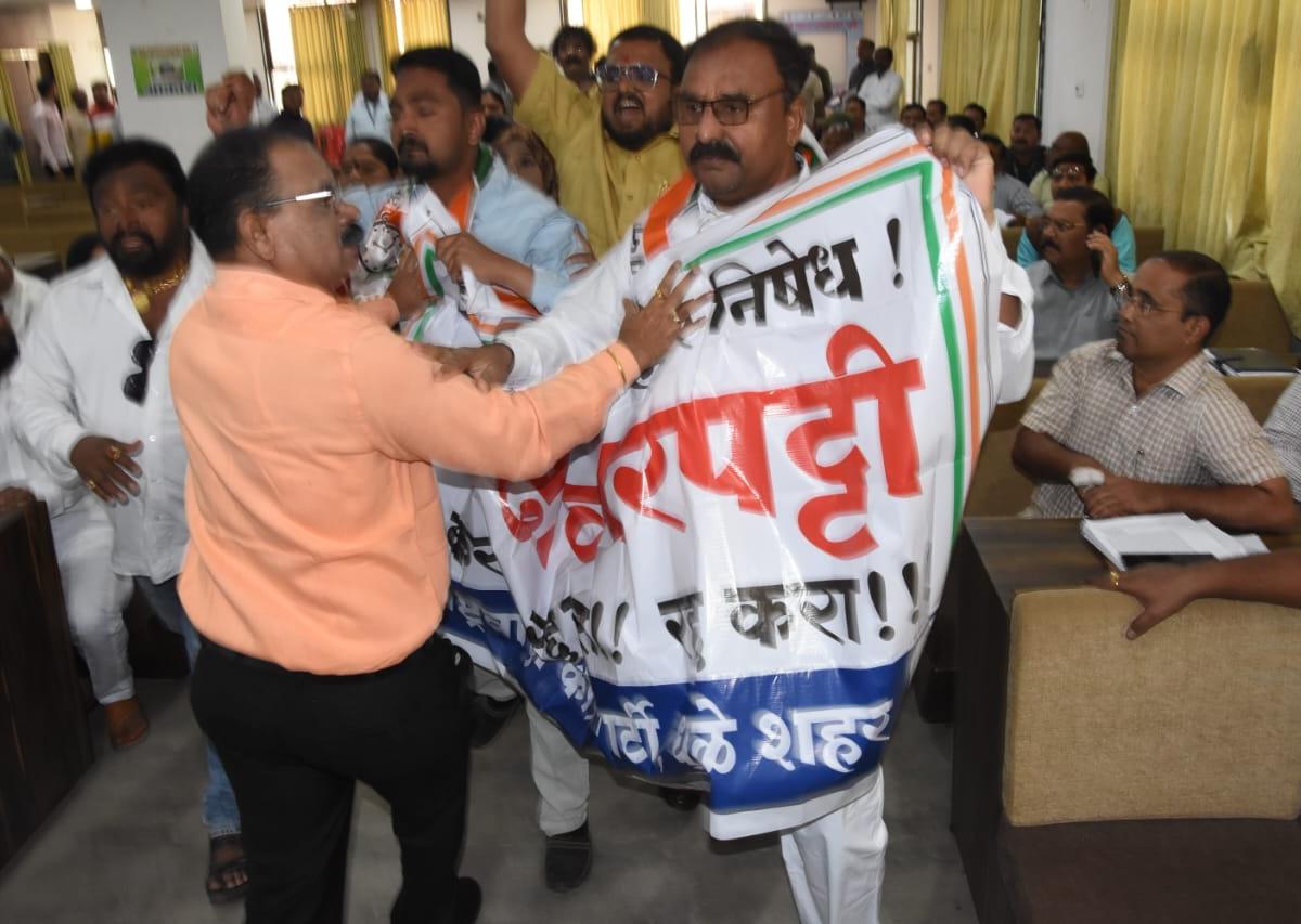 धुळे महापालिकेत महासभेत राष्ट्रवादीचा राडा Marathi News NCP rally