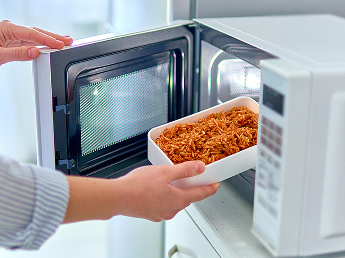 मायक्रोवेव्हमध्ये शिजवलेलं खाऊ नये, रेडिएशन घातक, कॅन्सर होतो, असं सगळं