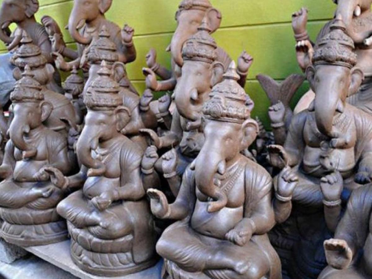 पर्यावरणपूरक गणेशोत्सवासाठी मुंबई मनपाकडून मूर्तिकारांना आतापर्यंत ९१० टन  मोफत शाडू माती Mumbai Marathi News | Mumbai Municipal Corporation has  provided 910 tons of free ...