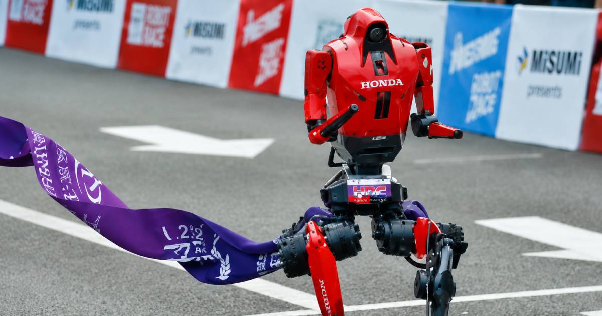 Fast Robot Racing Fastest Running Robot: मानवी धावपटूंनाही फुटला घाम; रोबोटचा १०० ...