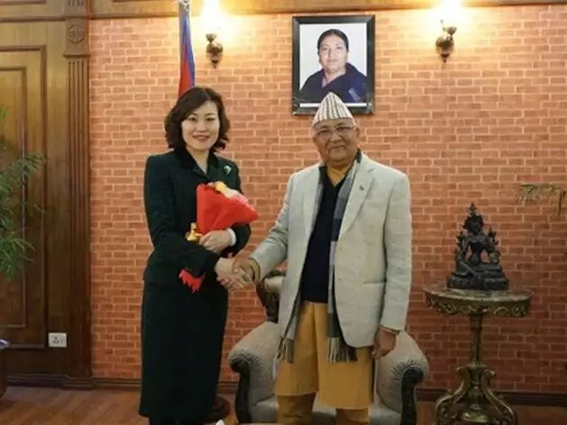 भारताशी पंगा घेणाऱ्या खास माणसाला वाचवण्यासाठी चीन लागला कामाला; सर्व शक्ती पणाला - Marathi News | Chinese Ambassador Hou Yanqi Exerts Full Power To Save Nepal Pm Kp Sharma Oli | Latest