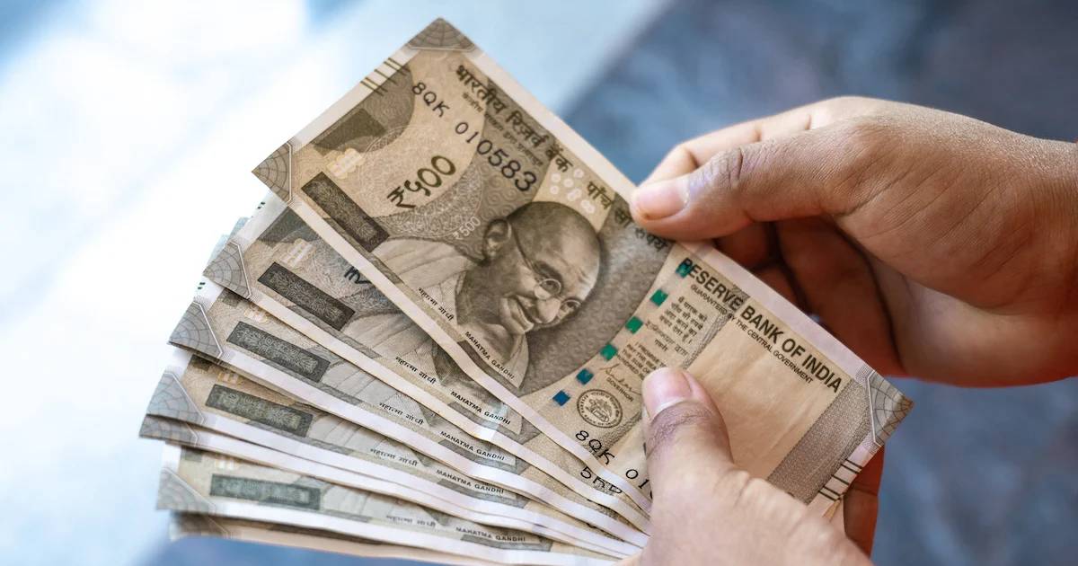 premium-photo-hand-holding-five-hundred-indian-rupee-notes-against