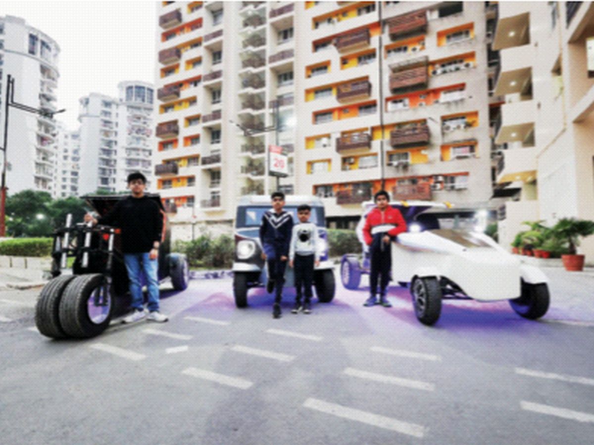 भंगारातून बनविल्या इलेक्ट्रिक कार, प्रदूषण करत नाही तर चक्क गिळतात